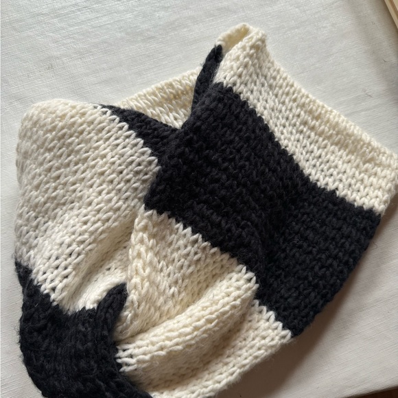 NWOT Abercrombie Knit Scarf black and white - Picture 2 of 2